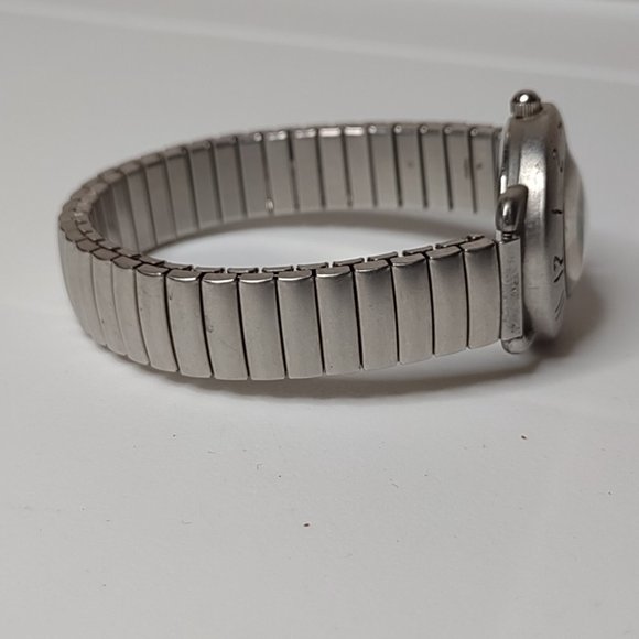 Very Cool Edison Silver Tone Metal Stretch Band Watch - Picture 7 of 12